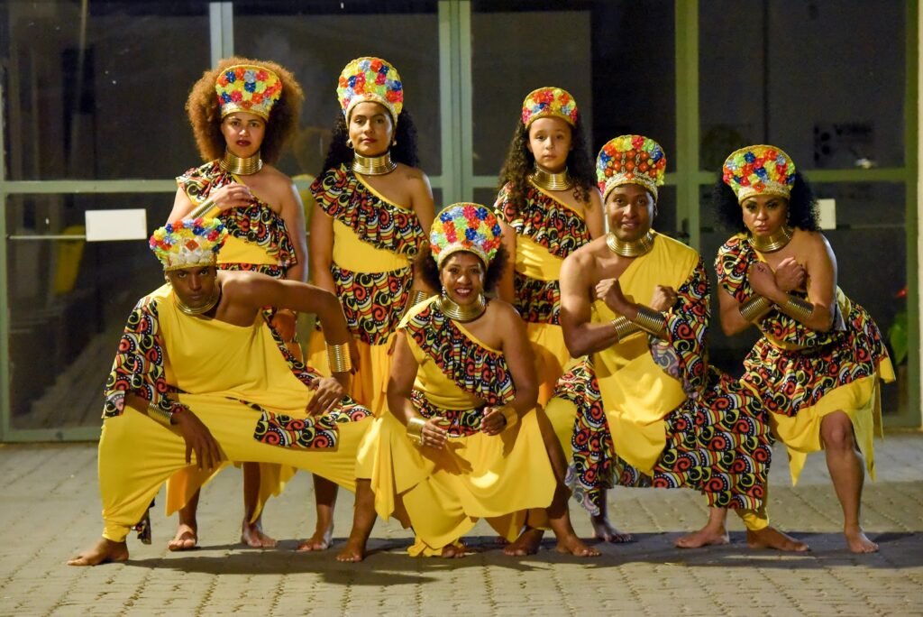 Grupo Raízes de Baobá leva ancestralidade e arte ao palco do Centro Cultural Gilberto Mayer