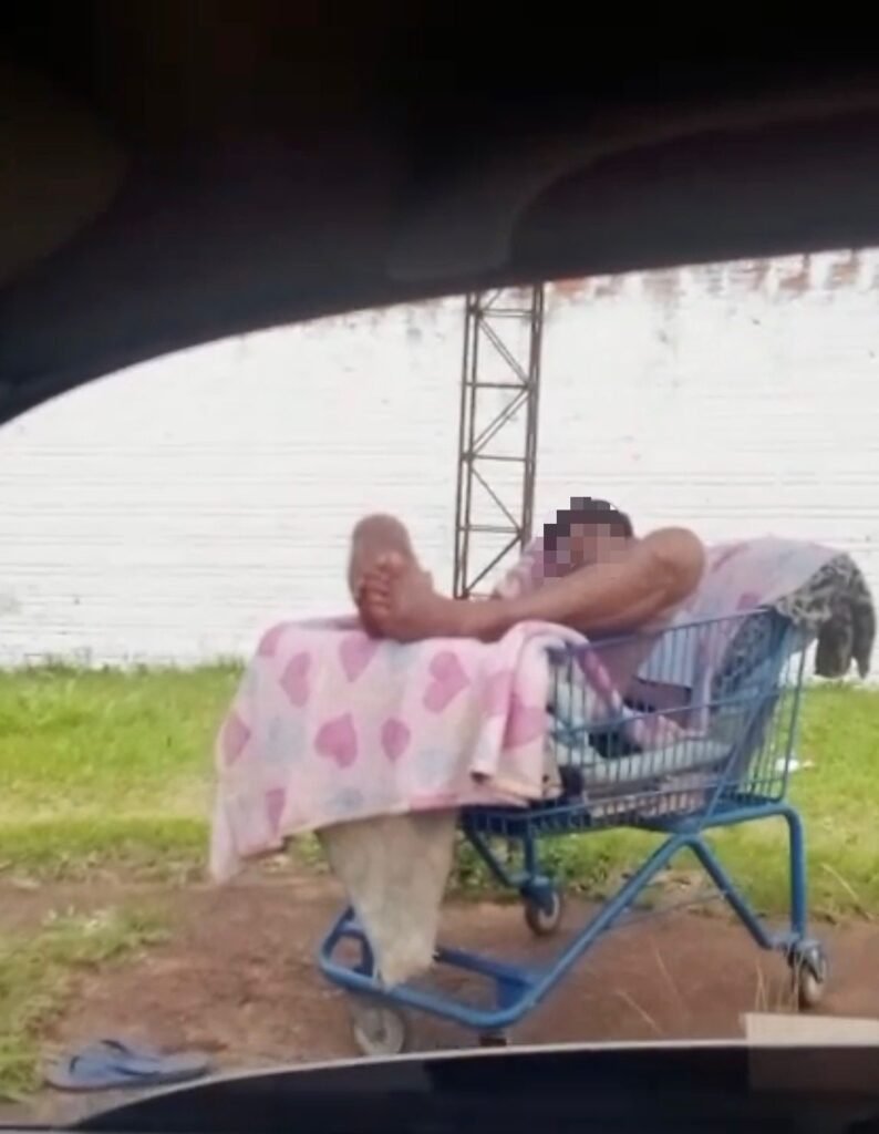 Homem é flagrado tirando cochilo dentro de carrinho de supermercado em Cascavel