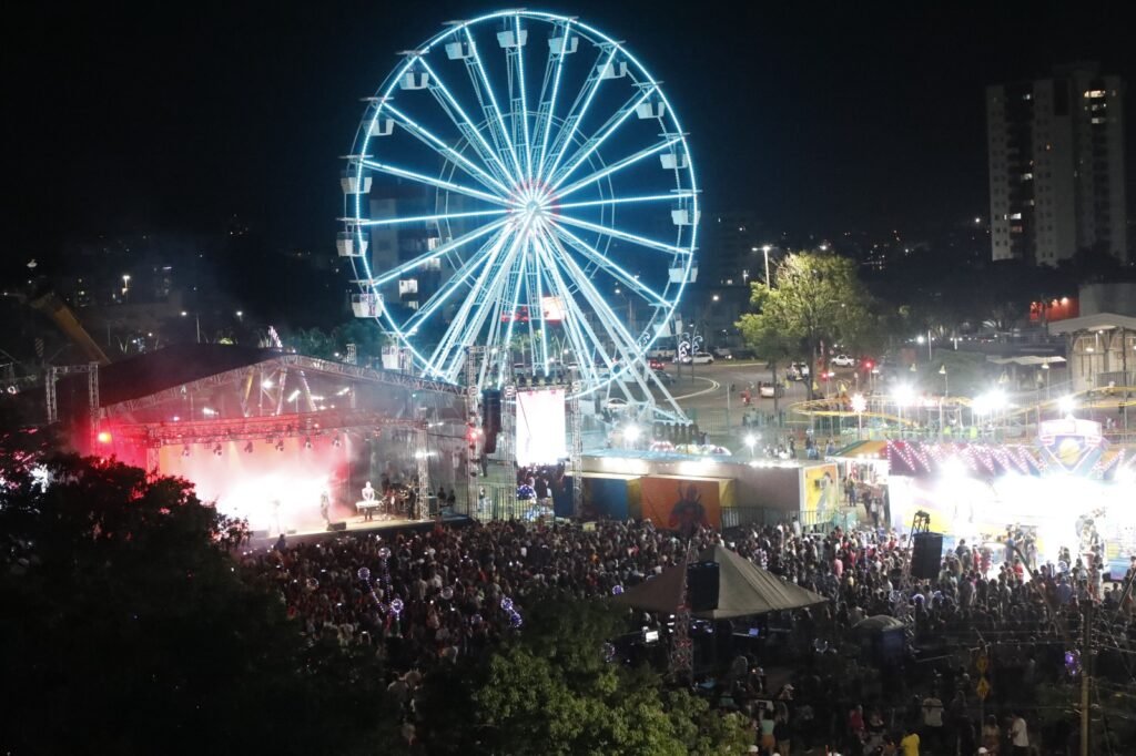 Prefeitura celebra aniversário de Cascavel com corrida, almoço dos pioneiros, bolo gigante, show e até chegada do Papai Noel