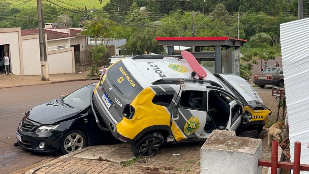 Segundo PM, Corolla atravessou preferencial em acidente com viatura no Tarumã