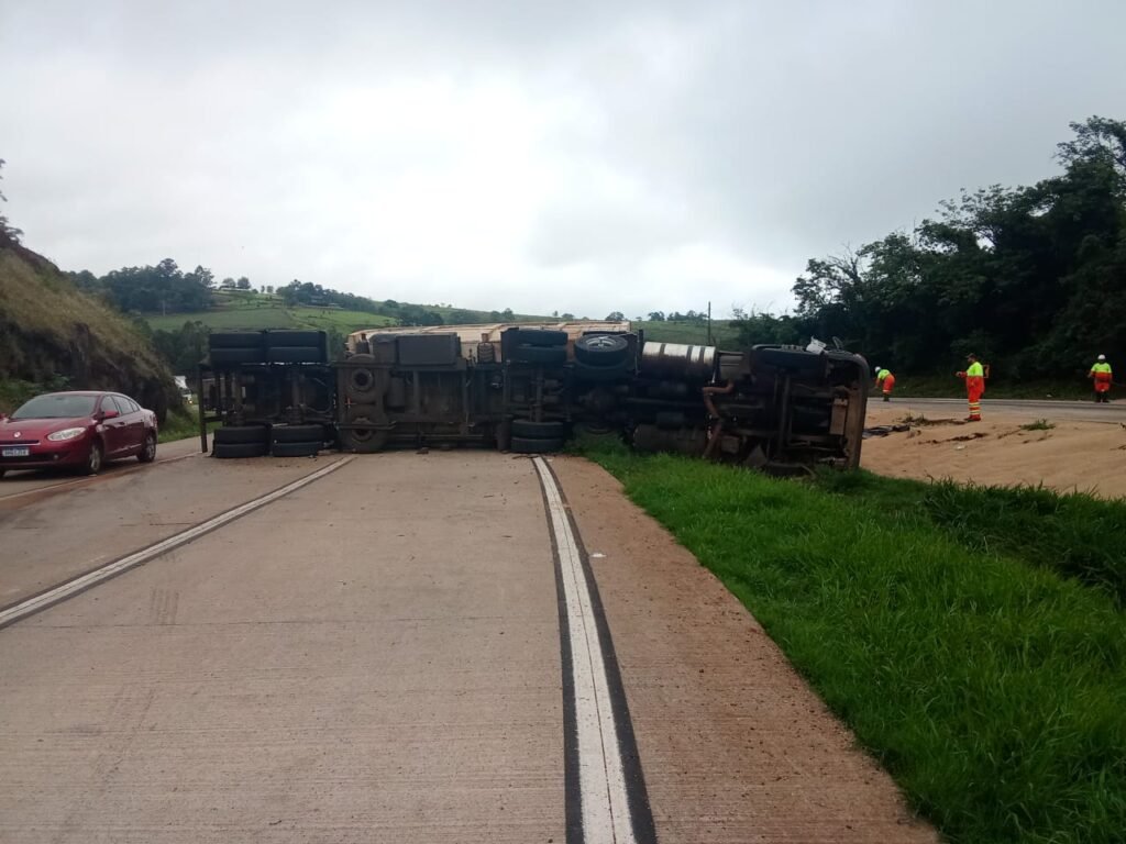 Caminhão tomba na BR-163 em Lindoeste e deixa trânsito lento nos dois sentidos