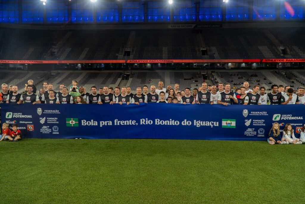 Ídolos do futebol paranaense se unem em campo para ajudar Rio Bonito do Iguaçu