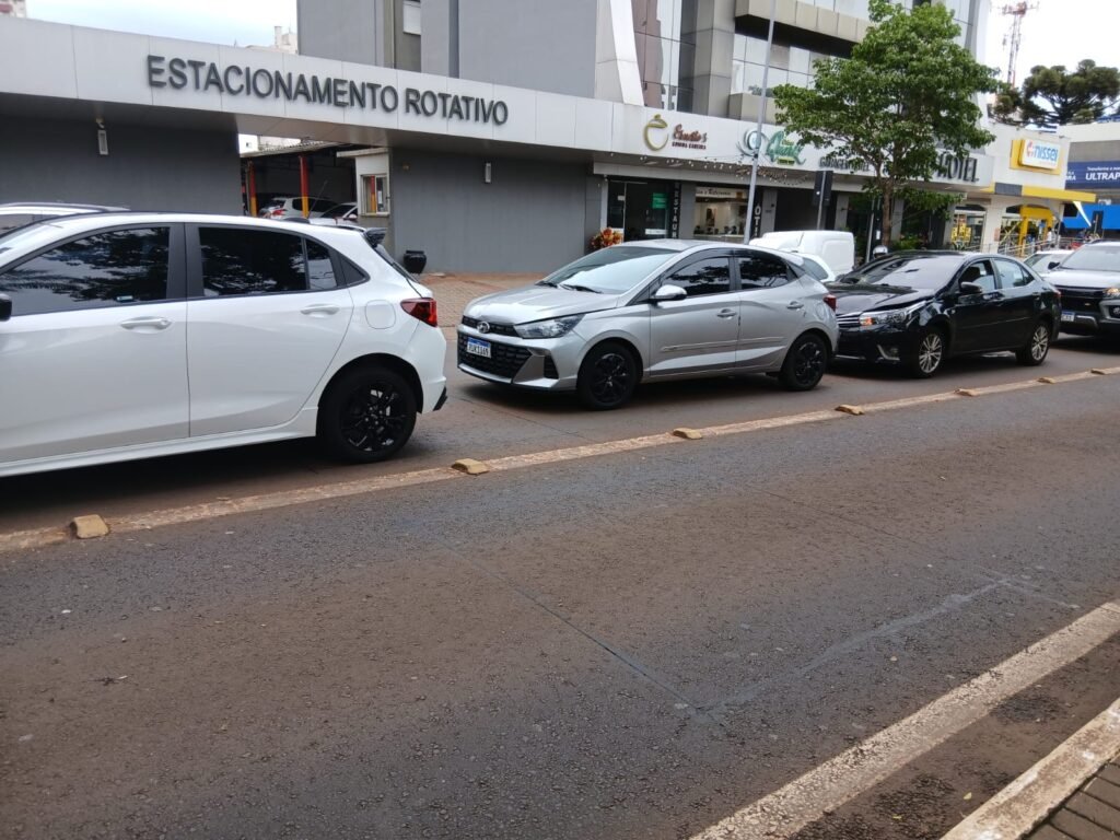 Colisão envolvendo três veículos causa engavetamento na Avenida Brasil, em Cascavel