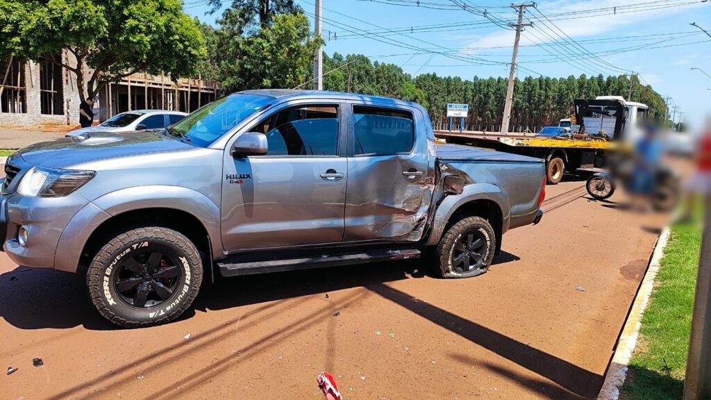 Caminhonete roda na pista após colisão com caminhão em frente ao cemitério municipal de Nova Santa Rosa