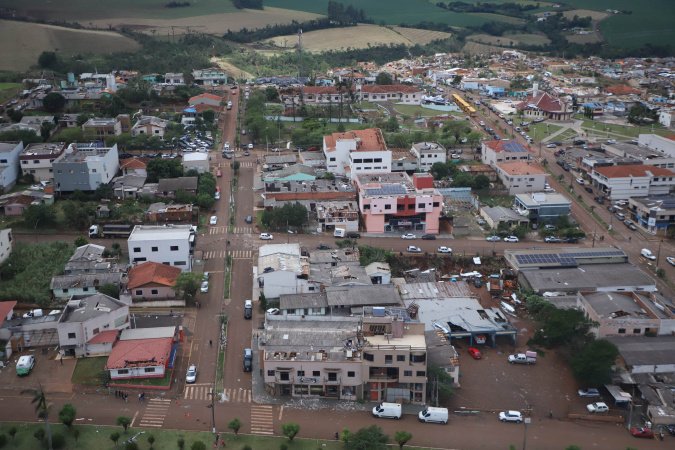 Estado propõe lei com auxílio de R$ 50 mil por família para agilizar ajuda a cidades atingidas por tornado