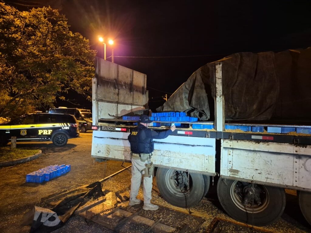 PRF apreende grande carga de celulares escondida em fundo falso de caminhão em Fazenda Rio Grande