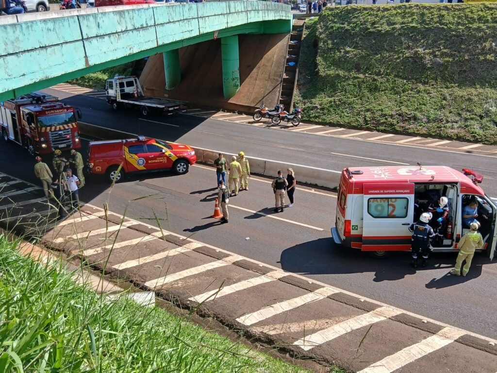 Equipes do Corpo de Bombeiros são acionadas para atender queda de plano elevado na BR-277 em Cascavel