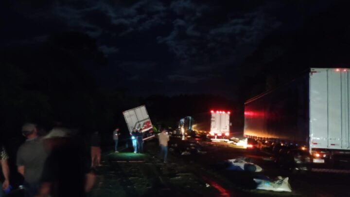 Acidente na curva do Limoeiro envolve cinco caminhões