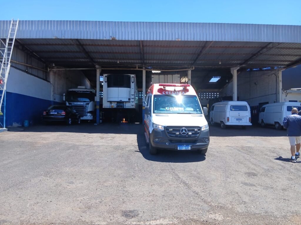 Homem de 42 anos fica ferido após cair de telhado enquanto fazia reparos em empresa de Cascavel