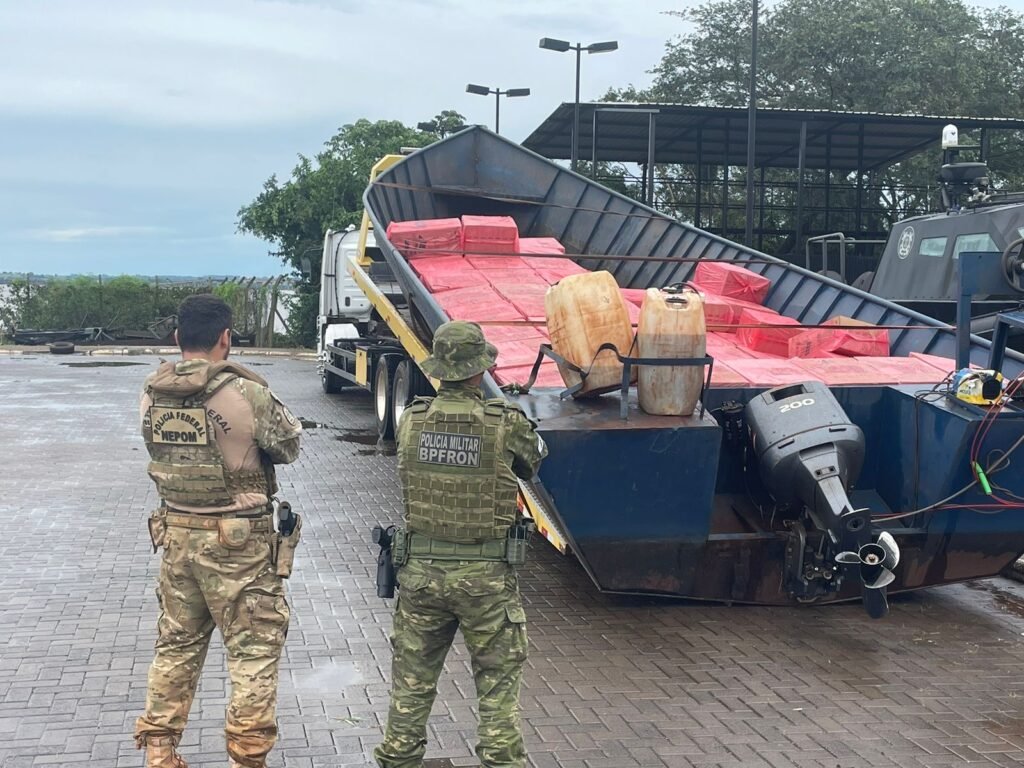 BPFRON e Polícia Federal apreendem barco e caminhão carregados com cigarros contrabandeados em Guaíra
