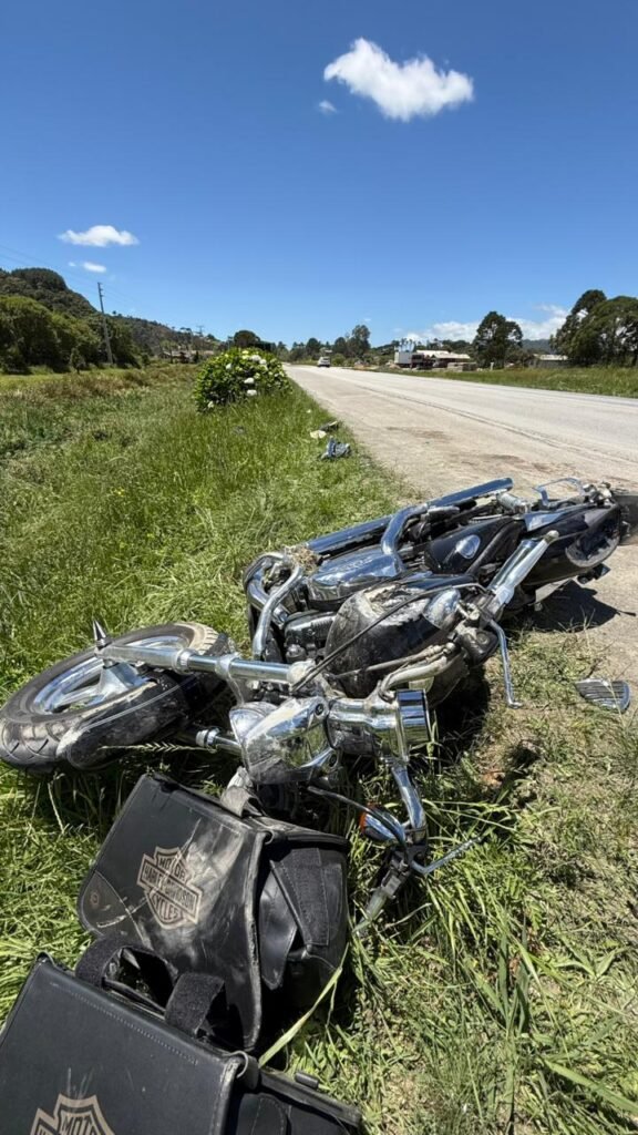 Motociclista para para urinar na estrada e tem Harley-Davidson destruída por trator em Bom Retiro (SC)