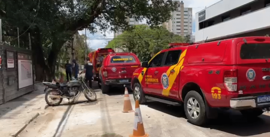 Motociclista colide contra árvore em Cascavel e é socorrido pelo Siate