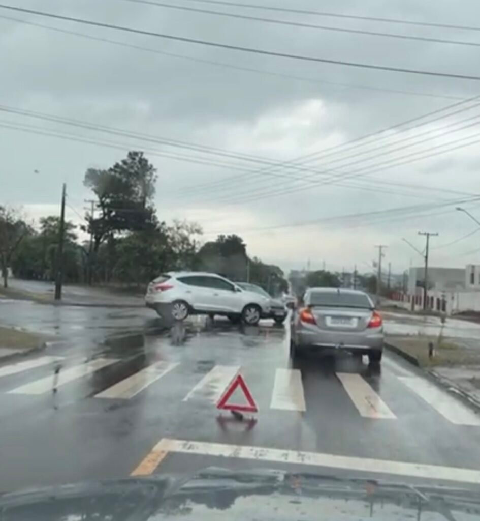 Colisão sem vítimas é registrada na Avenida Piquiri, em Cascavel