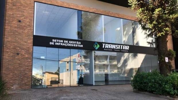 Transitar realiza ação educativa sobre ciclomotores e veículos autopropelidos em frente a colégio de Cascavel