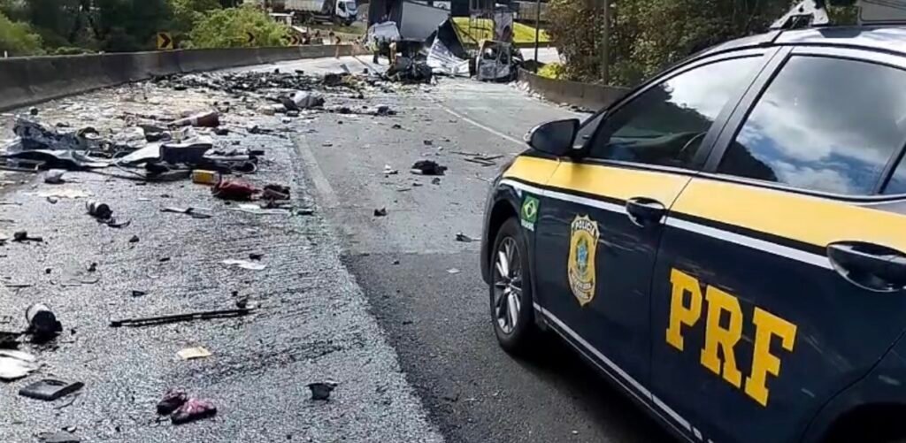Grave acidente na BR-376 em Guaratuba deixa um morto e feridos; van e caminhão pegam fogo