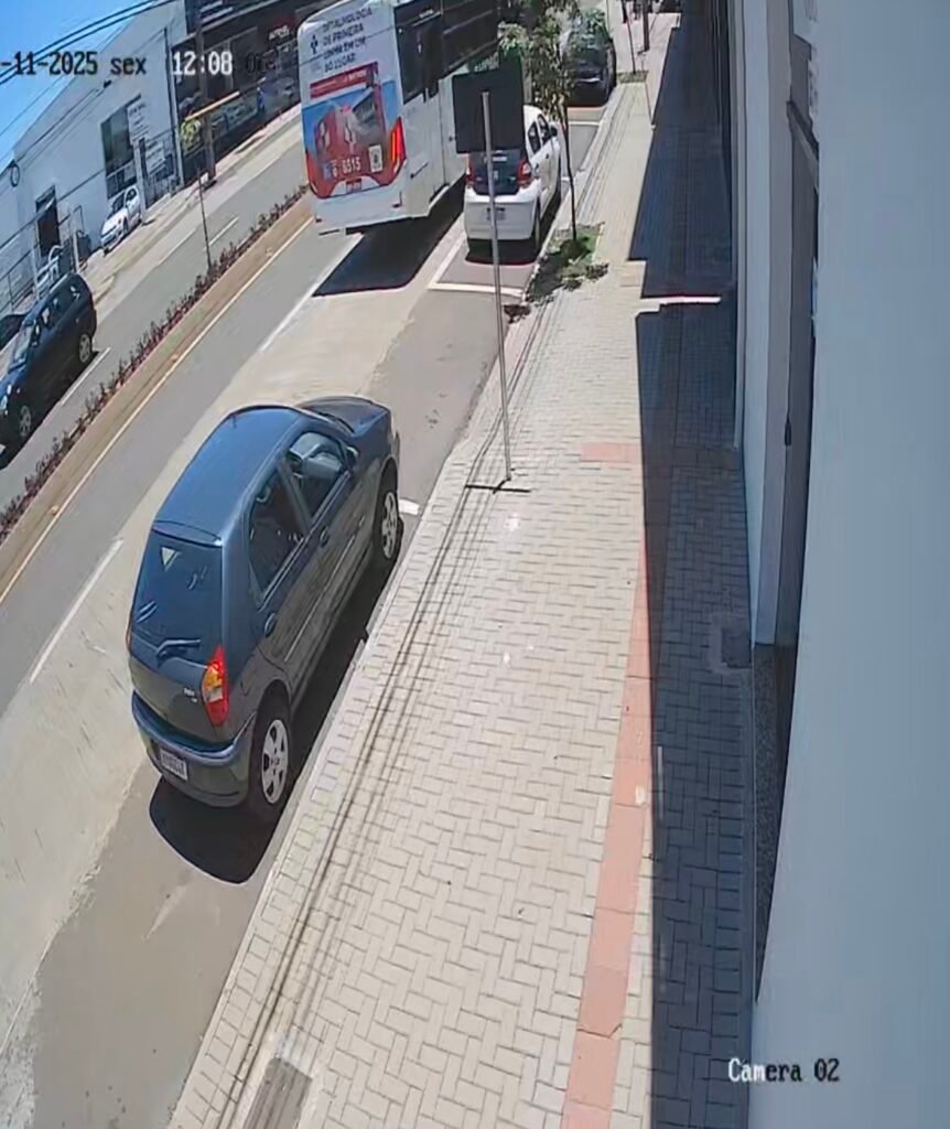 Câmera flagra momento em que carro lança motociclista contra ônibus do transporte público em Cascavel