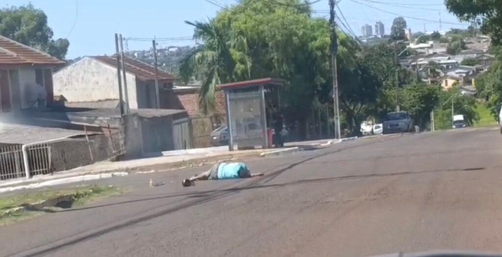 Homem é flagrado dormindo no meio da via e situação gera alerta sobre riscos