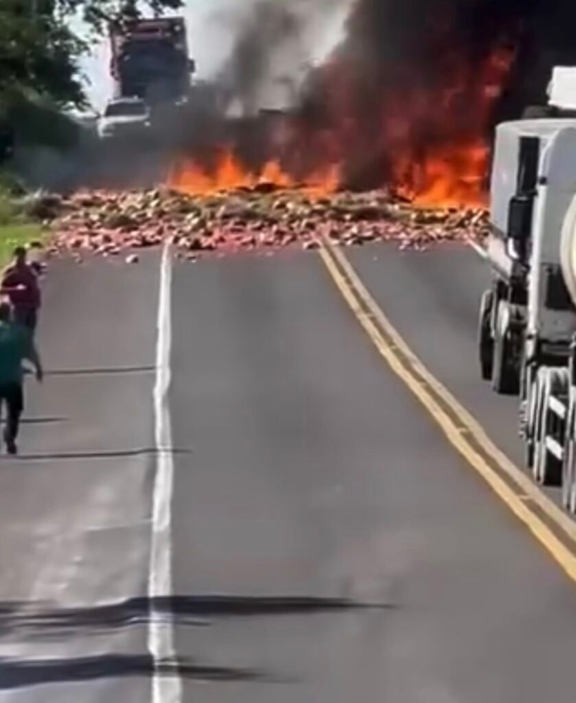 Colisão entre dois caminhões deixa um morto na PR-092