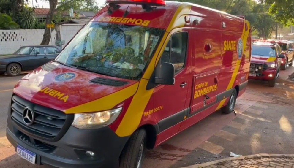 Ciclista de 35 anos fica ferido em colisão com caminhão no bairro Floresta