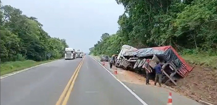 Acidente com caminhão é registrado na BR-277