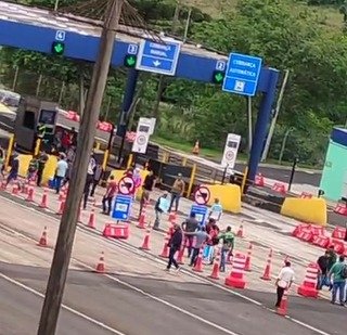 Produtores de leite fecham praça de pedágio em Nova Laranjeiras