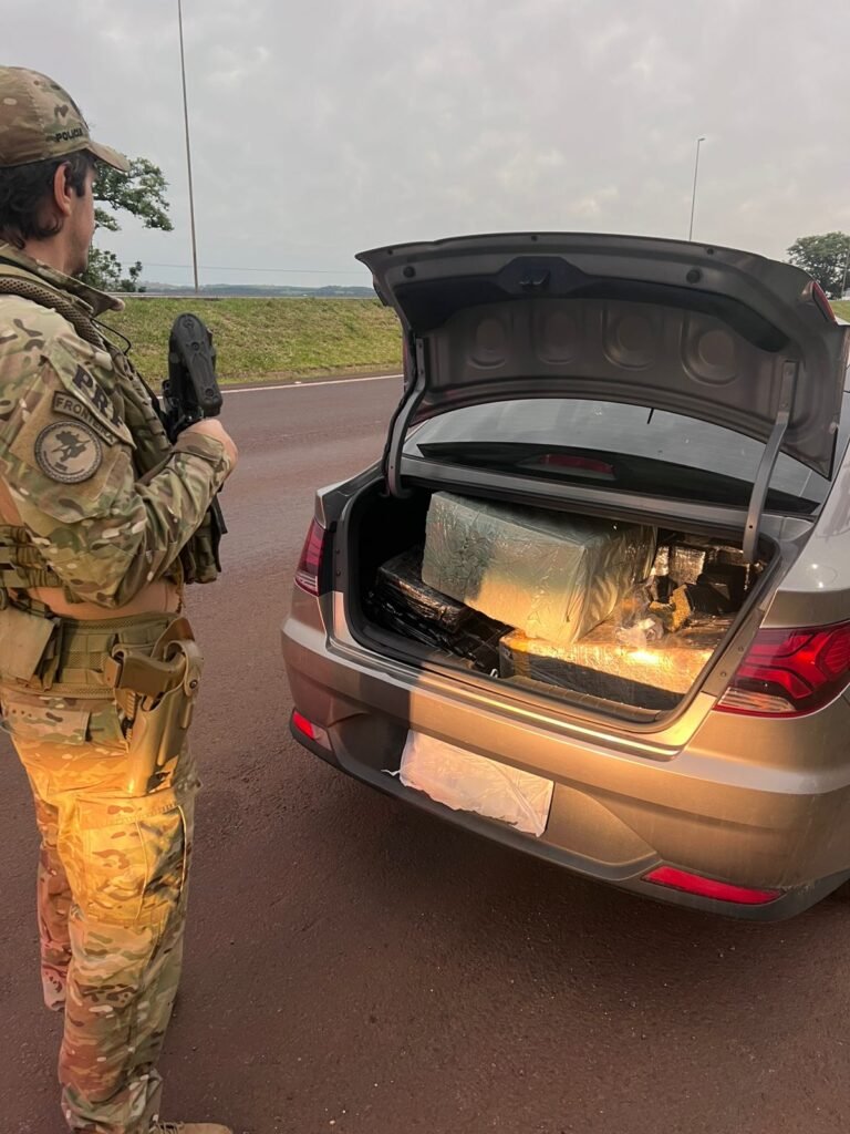 PRF recupera carro roubado e apreende drogas em Medianeira