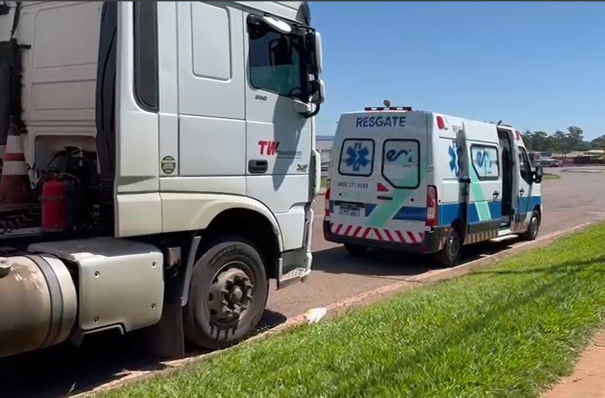 Caminhoneiro passa mal e é socorrido na marginal da BR-277