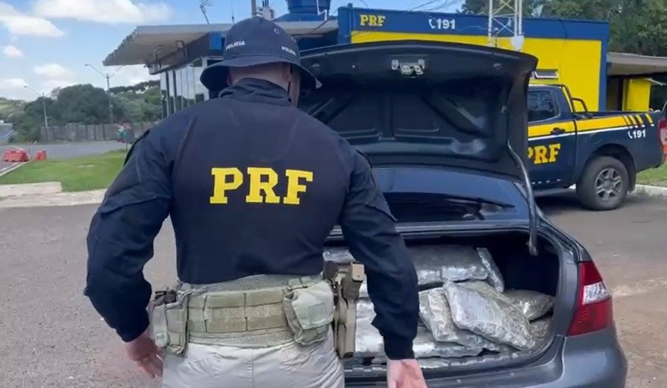 PRF apreende 120 quilos de skunk após fuga na BR-277