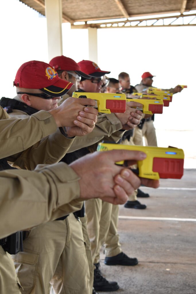 Policiais do BPRv passam por capacitação para uso de Taser 10