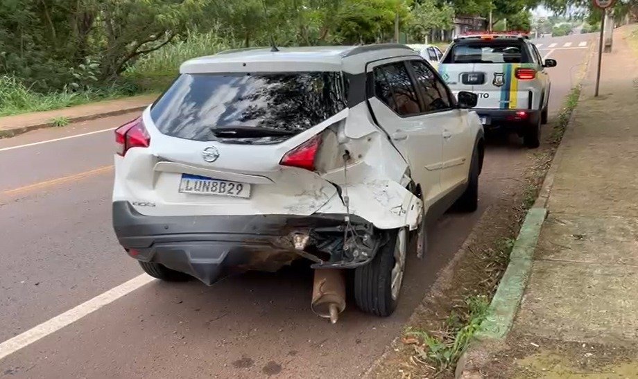 Kicks e Palio colidem na rua Ipanema