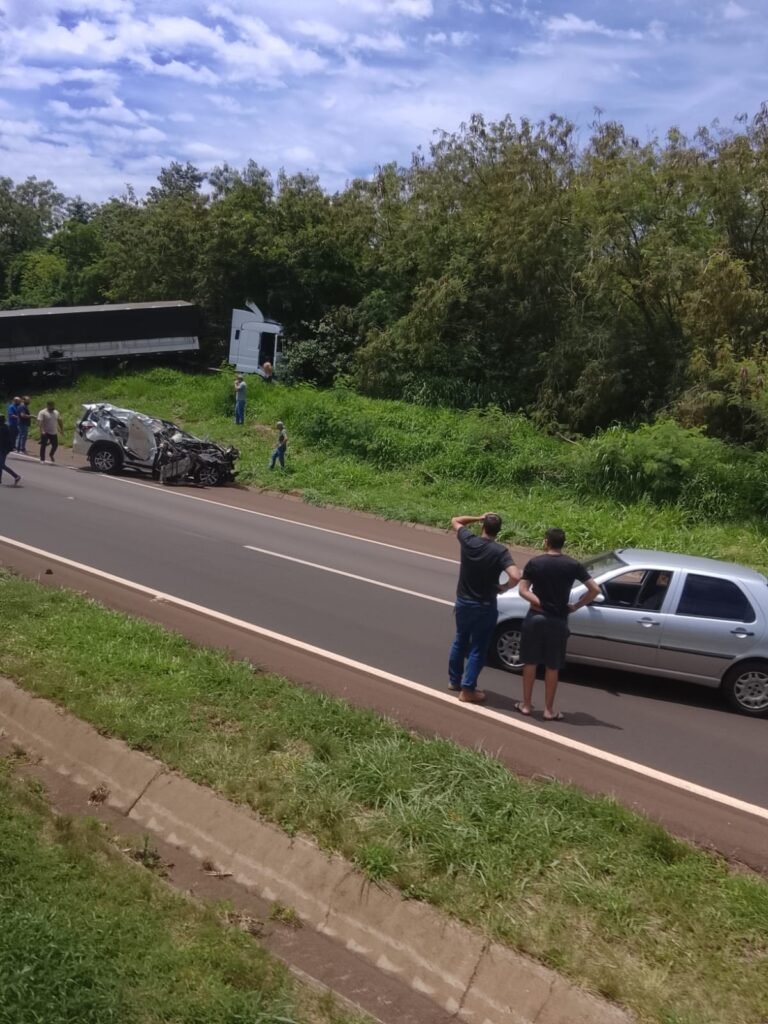 Caminhão atravessa pista e atinge 3 carros na BR-277; ao menos um óbito é registrado