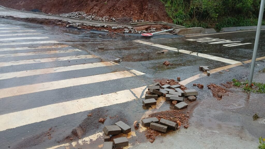 Chuva causa transtorno no novo viaduto do XIV de Novembro