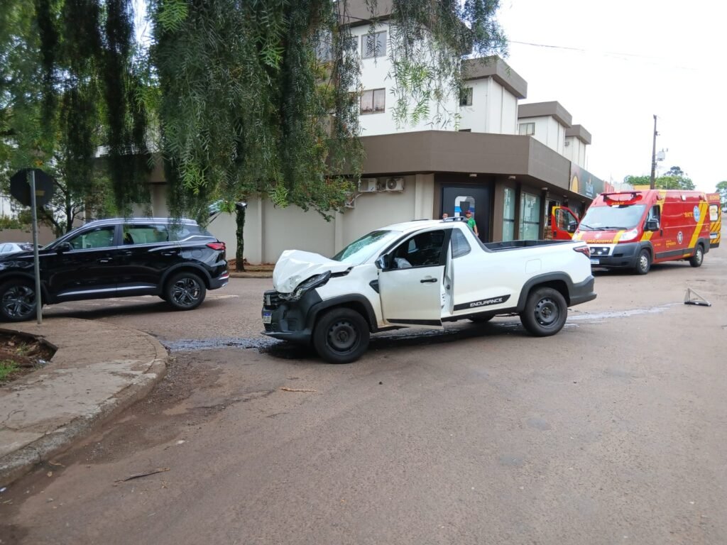 Tiggo 8 e Strada batem na rua Manaus