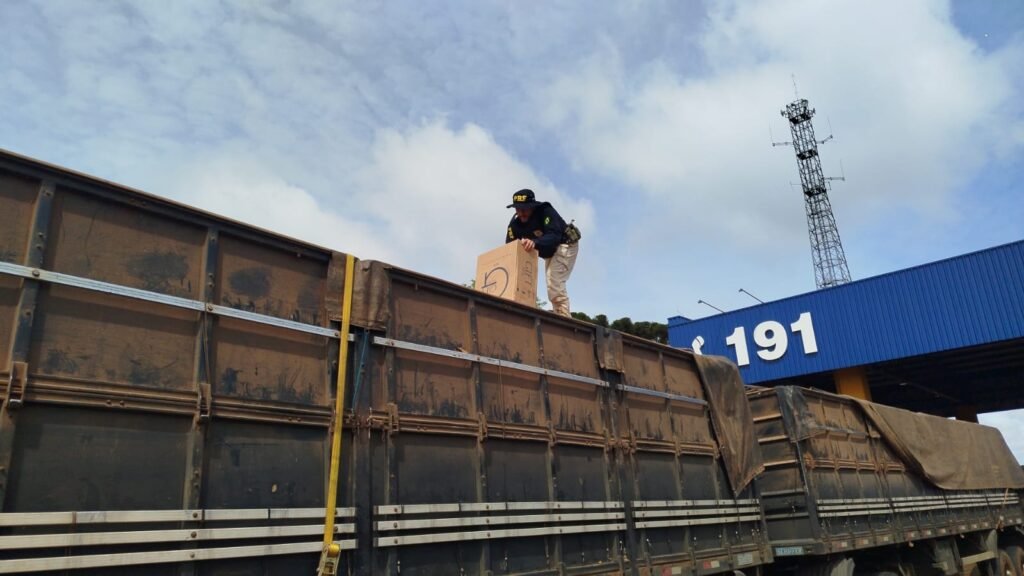 PRF flagra carreta carregada com milho transportando cerca de 400 caixas de cigarros contrabandeados em Cascavel