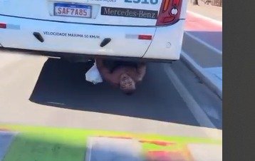 O nome dela é Jenifer... Homem fica pendurado embaixo de ônibus como 'prova de amor'