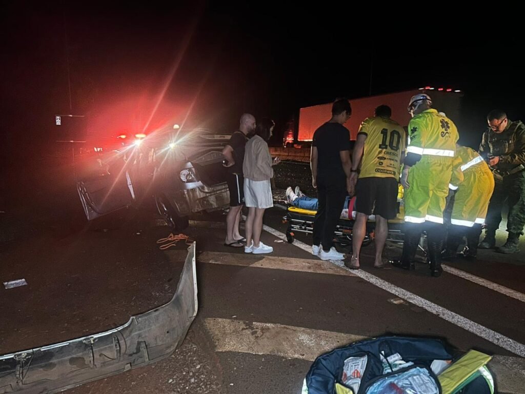 Acidente entre dois veículos deixa três feridos na BR-277