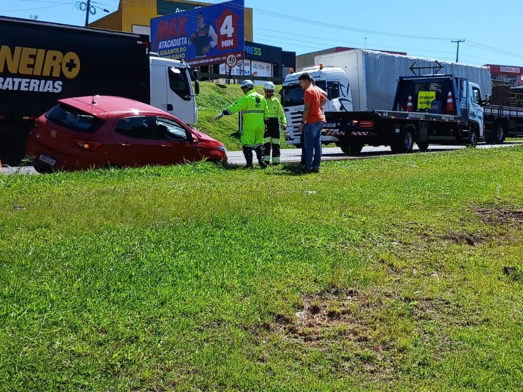 Caminhão 'fecha' Argo na BR-277