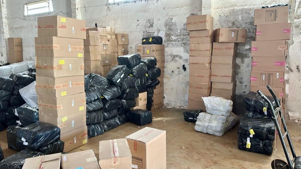Receita Federal de Foz apreende cerca de 2.500 caixas de calçados em depósito clandestino