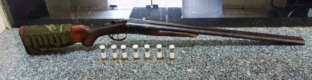 Homem é preso por posse irregular de espingarda calibre 12 em Guaíra
