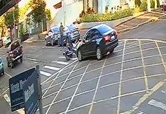 Câmera registra colisão entre carro e moto no centro de Cascavel