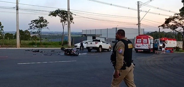 Motociclista morre em grave colisão entre Fiat Toro e moto em Ponta Grossa