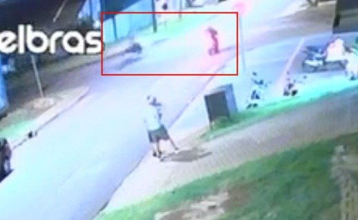 Câmera de segurança flagra colisão entre motos no bairro Canadá, em Cascavel