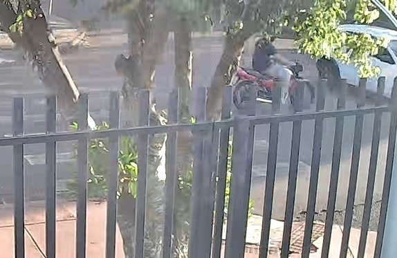 Câmera de segurança flagra colisão entre moto e carro que deixou jovem ferido em Cascavel