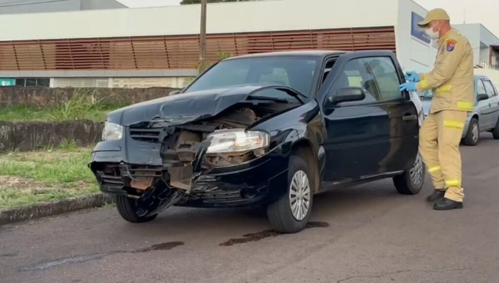 Motorista é socorrida pelo SIATE após colisão no Parque São Paulo, em Cascavel