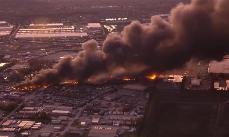 Avião de carga de grande porte cai em Louisville, nos EUA