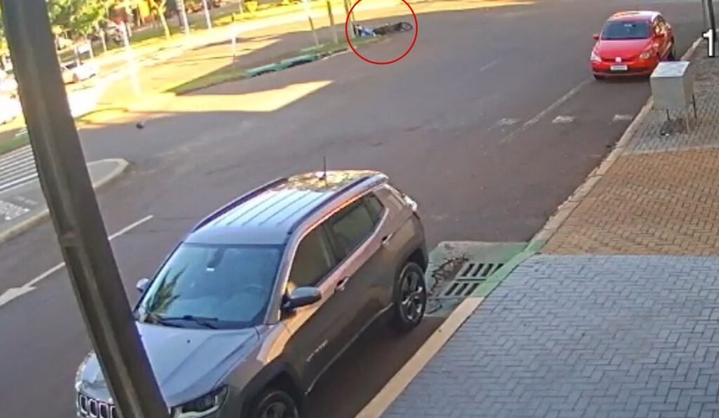 Câmera de segurança flagra acidente entre viatura da PM e motocicleta em Cascavel