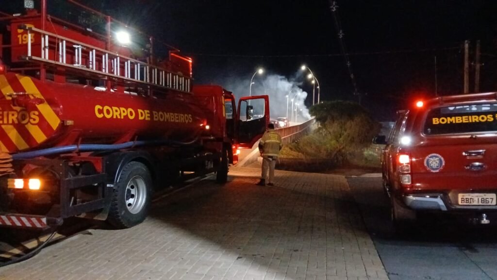 Incêndio em vegetação mobiliza Corpo de Bombeiros na Avenida Piquiri, em Cascavel