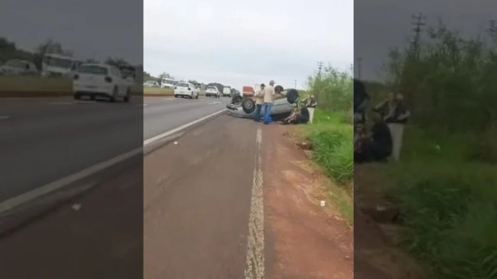 Carro capota após colisão na BR-376 entre Mandaguaçu e Maringá; vídeo