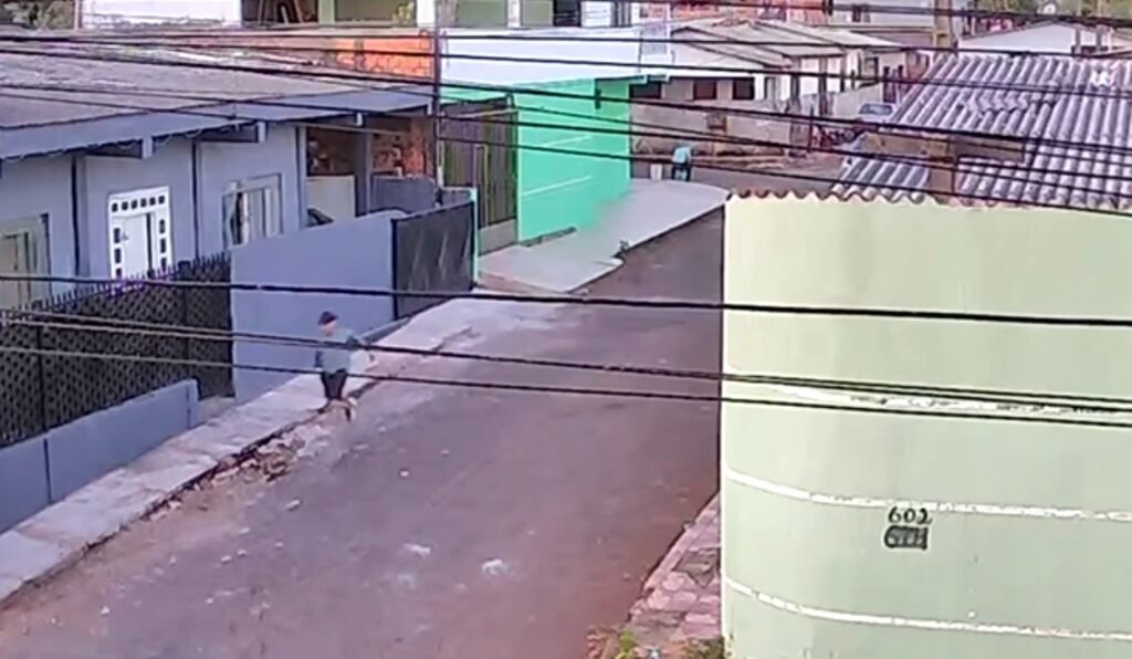 Suspeito abandona carro carregado de cigarros e foge a pé durante ação do BPFron em Foz do Iguaçu