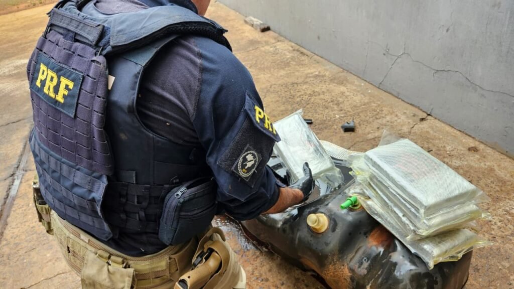 PRF e forças de segurança apreendem 78,5 kg de cocaína durante treinamento em Guaíra